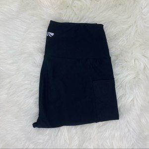 Marika Mesh Stripe Crop Capri Leggings w/ Pockets